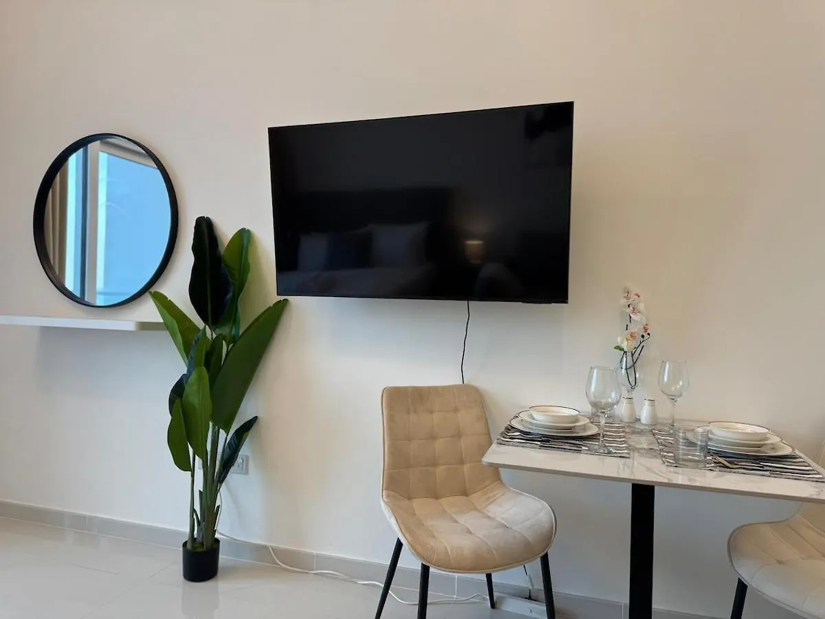 דובאי Ashri Studio In Carson C, Damac Hills 1 דירה
